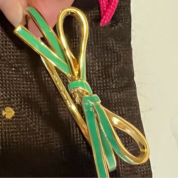 Kate Spade Gold Tone Bracelet with Green Bow NWOT with jewelry pouch - Picture 6 of 10